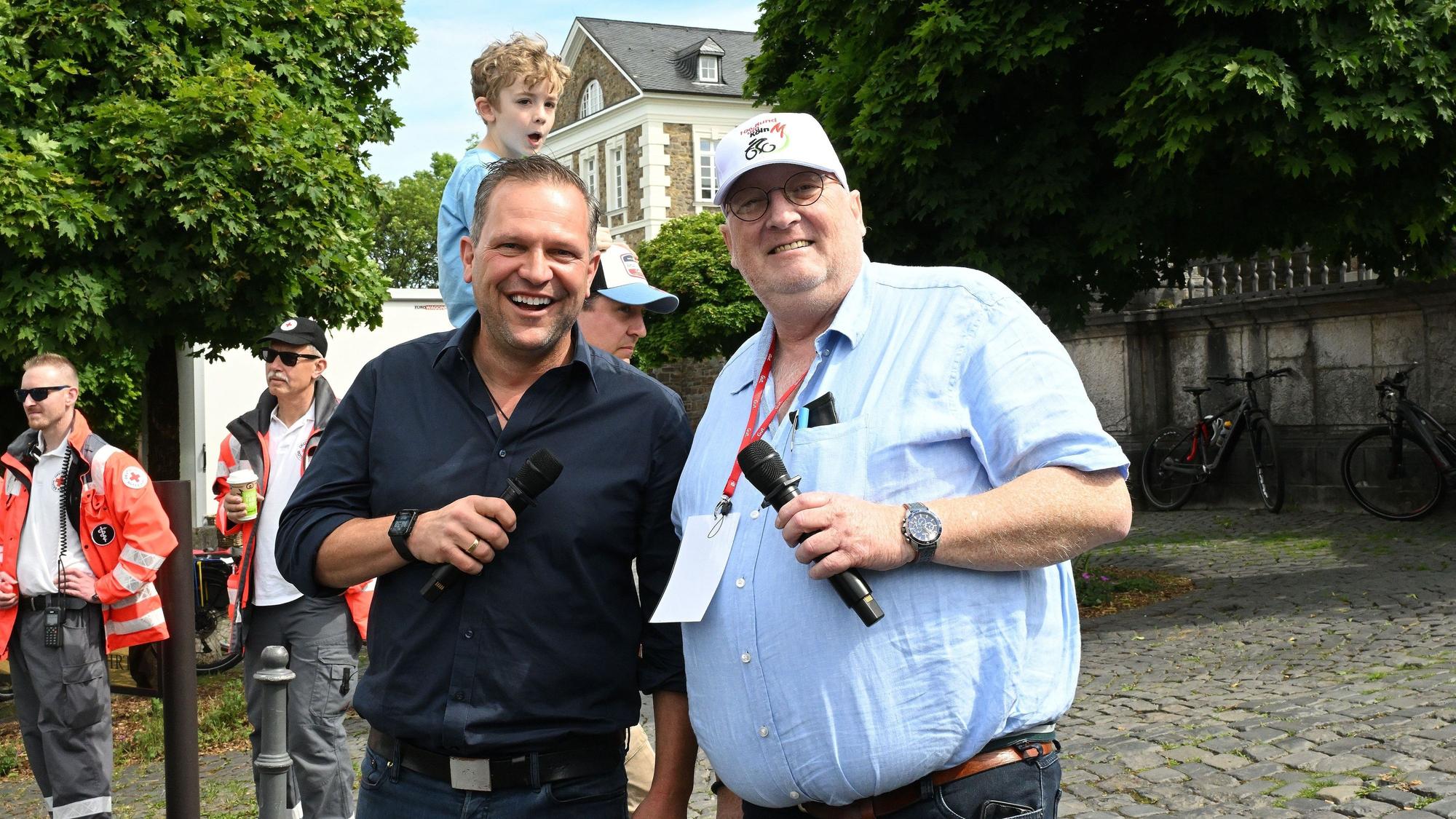Die Moderatoren Sebastian Hempfling (l.) und Martin Hardenacke (r.) sowie Werner Bauschert (nicht im Bild) kommentierten an der Strecke des Radrennens das Geschehen. Sie sorgten für fachkundige Unterhaltung.