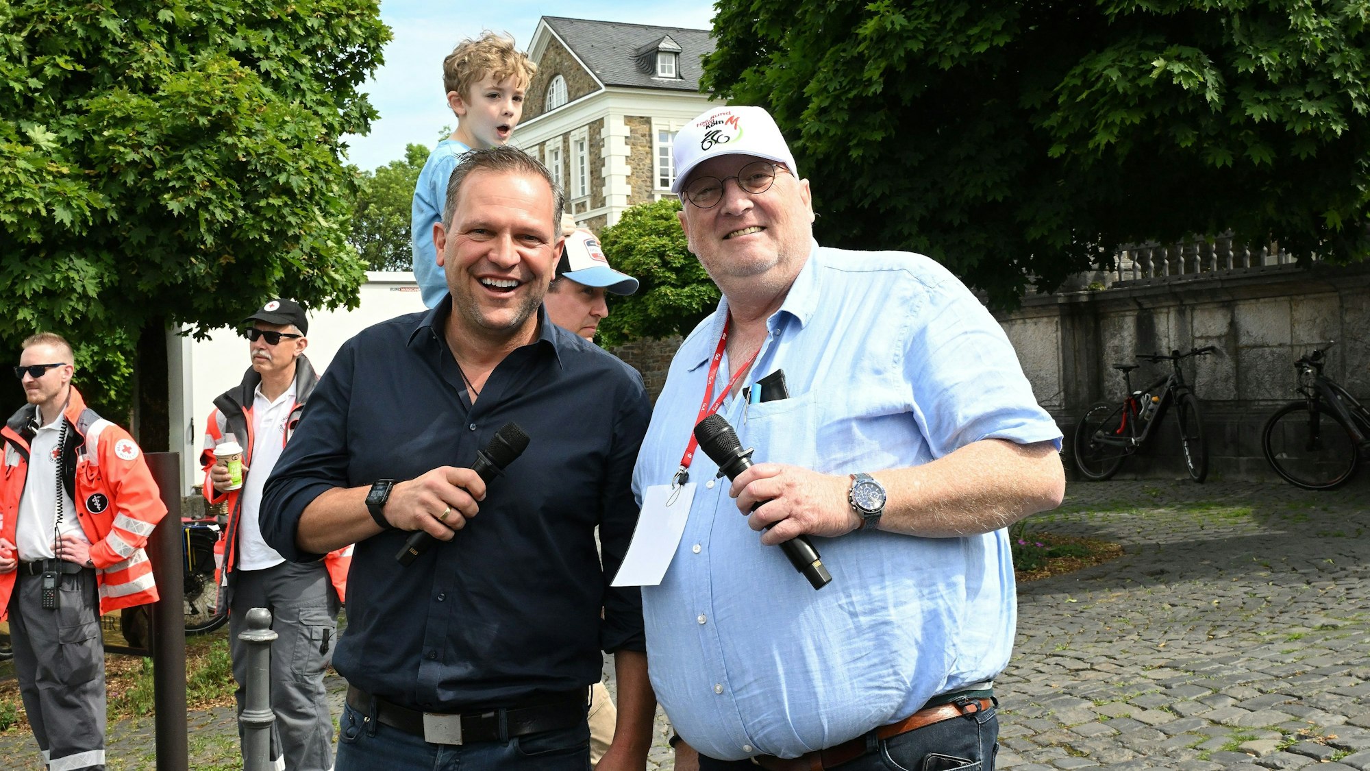 Die Moderatoren Sebastian Hempfling (l.) und Martin Hardenacke (r.) sowie Werner Bauschert (nicht im Bild) kommentierten an der Strecke des Radrennens das Geschehen. Sie sorgten für fachkundige Unterhaltung.