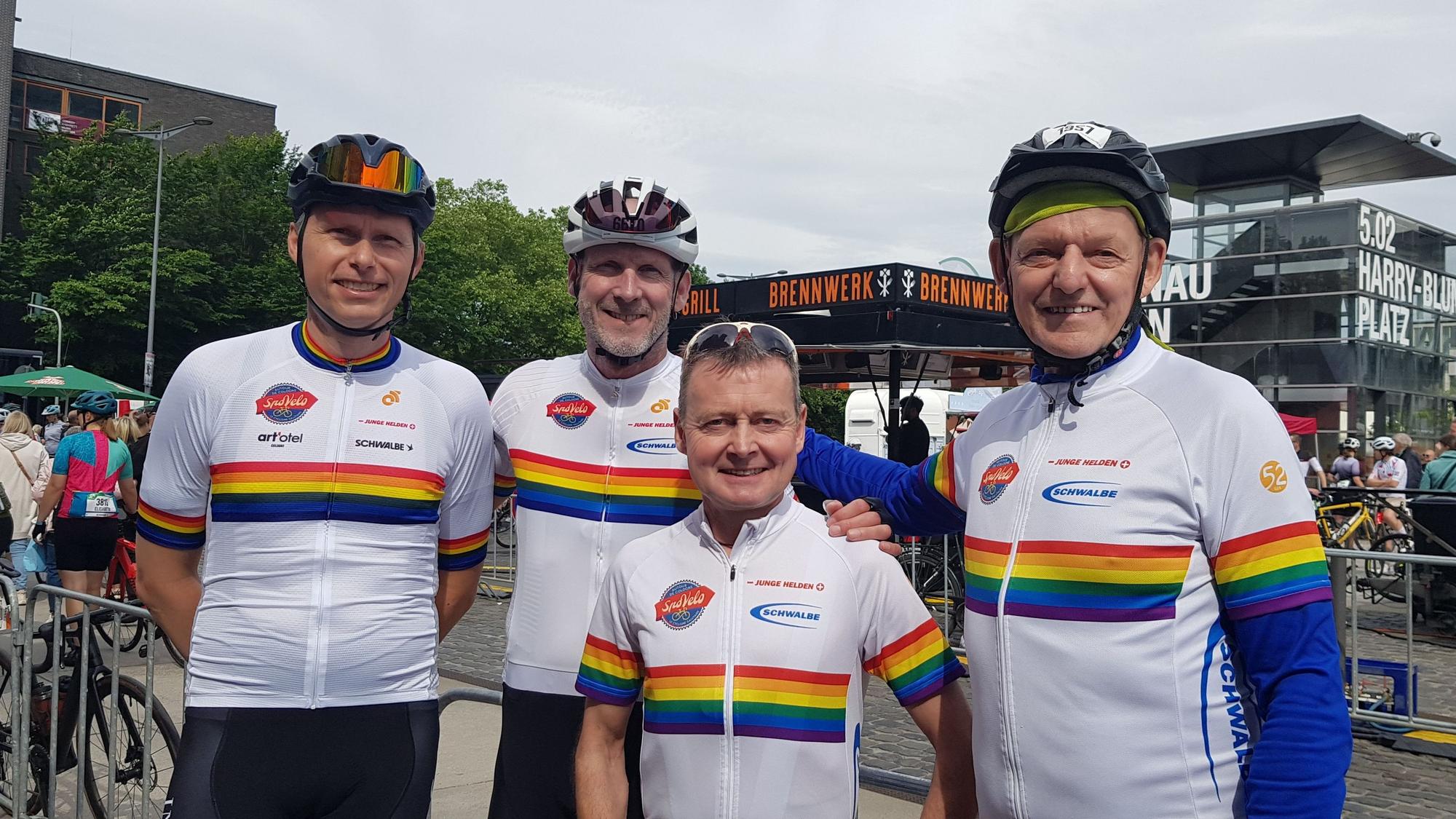 Beim Radsport-Klassiker „Rund um Köln“ dabei: Christian Knees, Elmar Sprink, Reiner Heske, Peter Lipinski (v.l.) vom Organspende-Team „Autour de Cologne“.