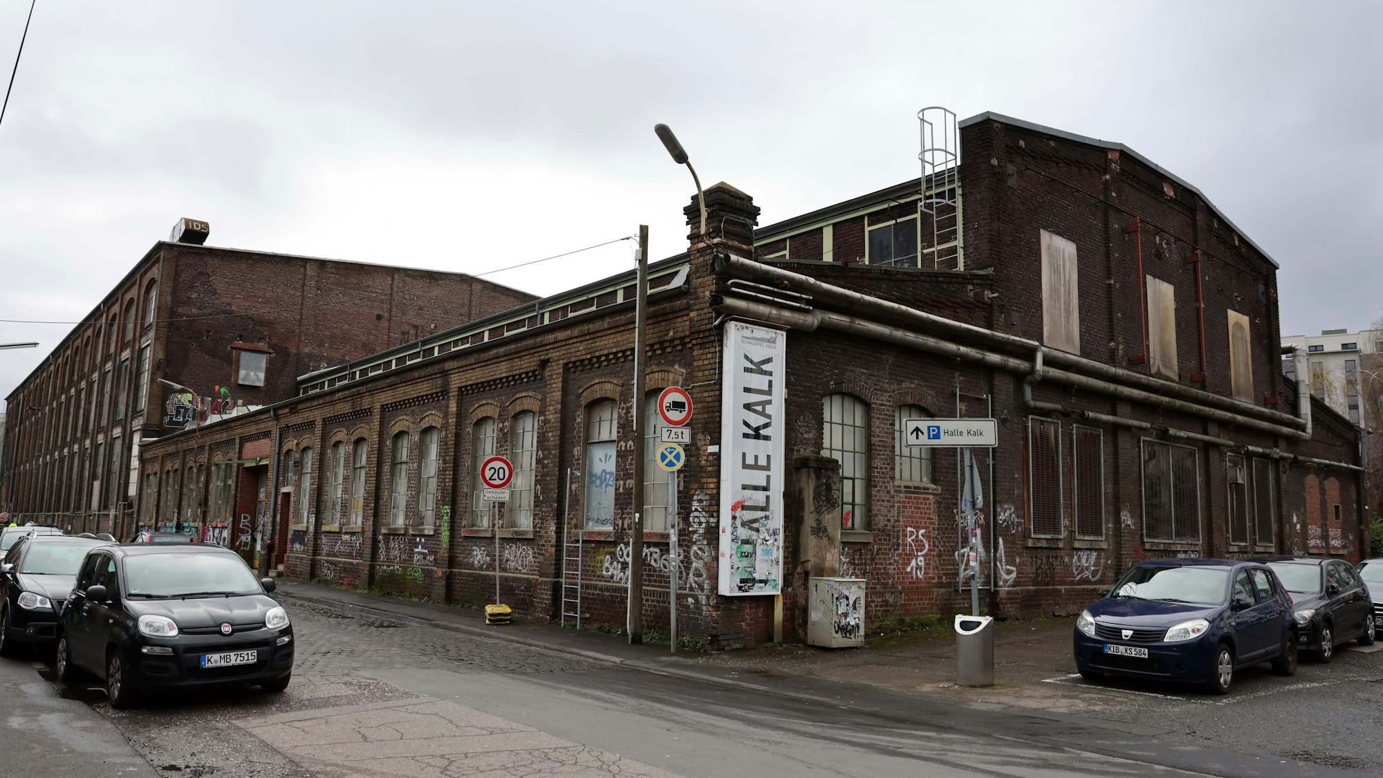 Die einsturzgefährdeten Hallen 75-77 von Klöckner-Humboldt-Deutz in Kalk.