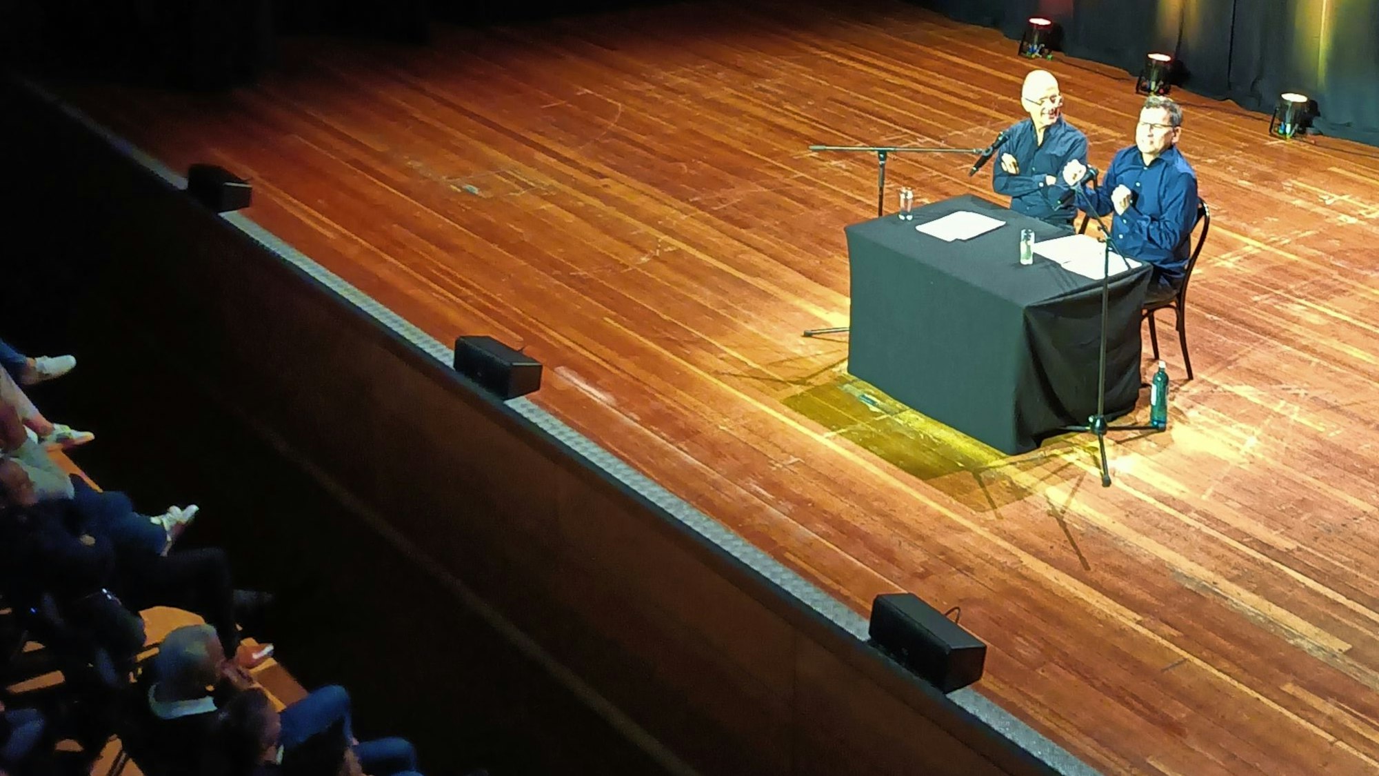 Christoph Maria Herbst (links), Moritz Netenjakob (rechts) in Aktion auf der Bühne des Bergheimer Medio.