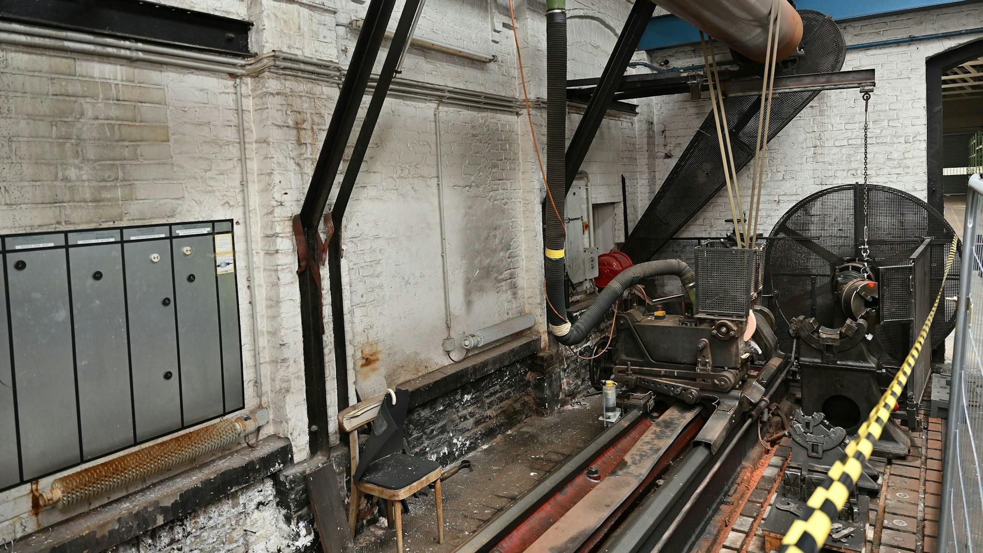 Im Eingang zur ehemaligen Zentralwerkstatt des Papierfabrik Zanders stehen alte Maschinen.