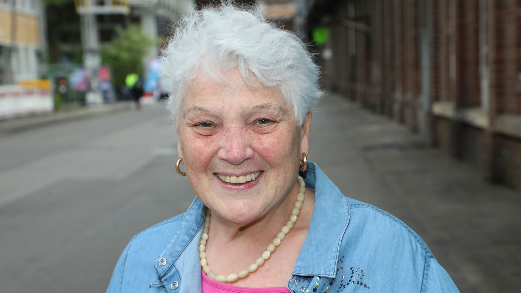 Doris Wollersheim (76) steht auf der „Mainstreet“ des Zanders-Geländes.