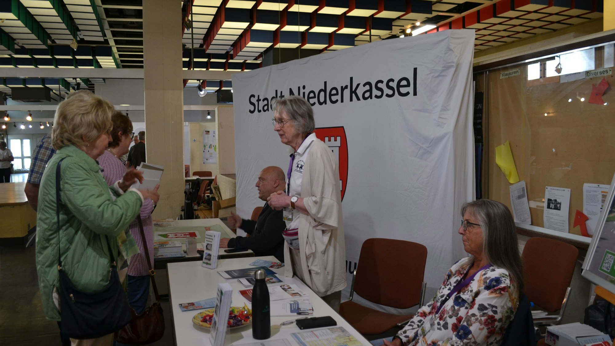 An vielen Ständen gab es intensive Gespräche.