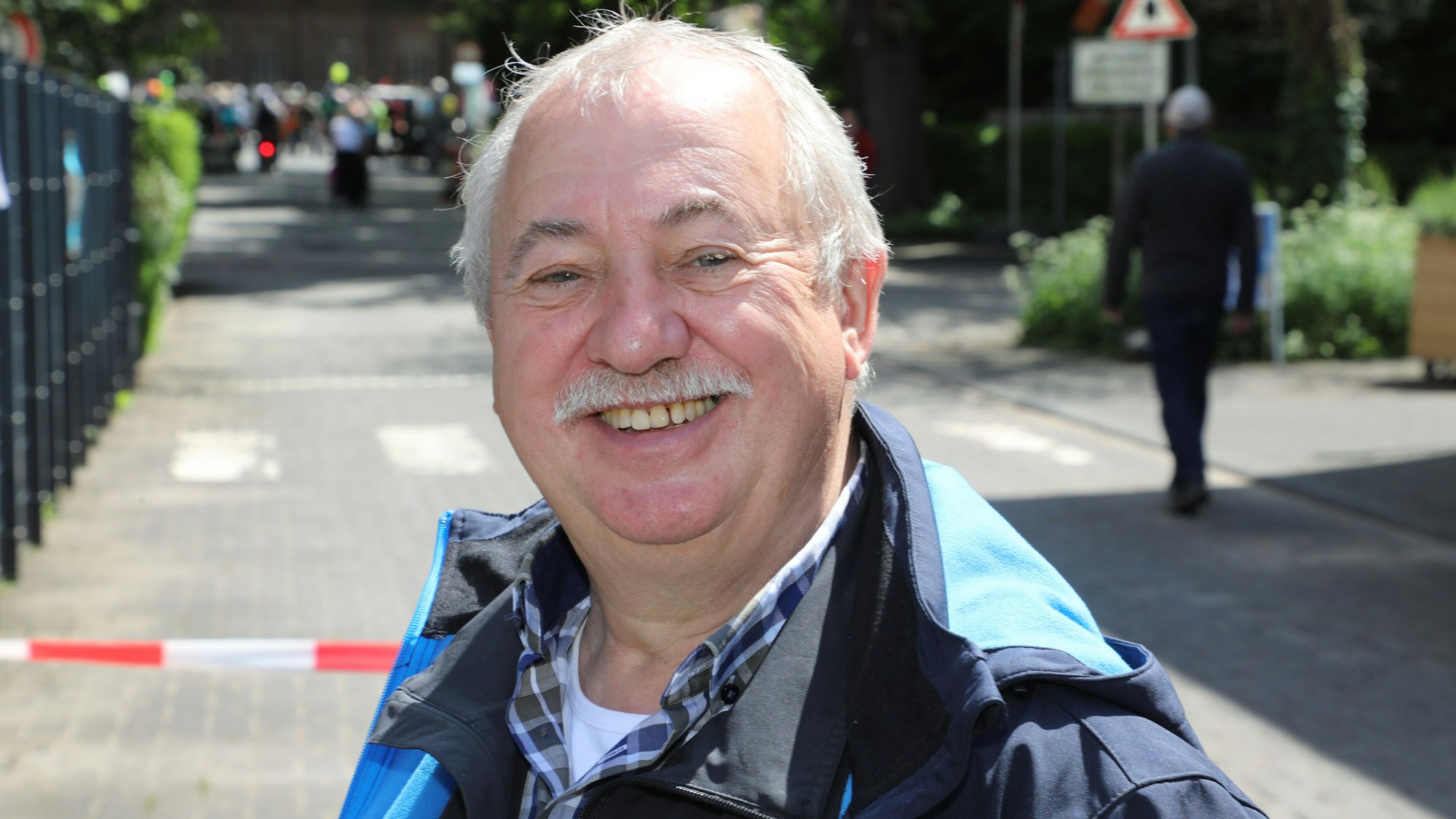 Erich Olpen (66) steht am Haupttor des Zanders-Geländes.