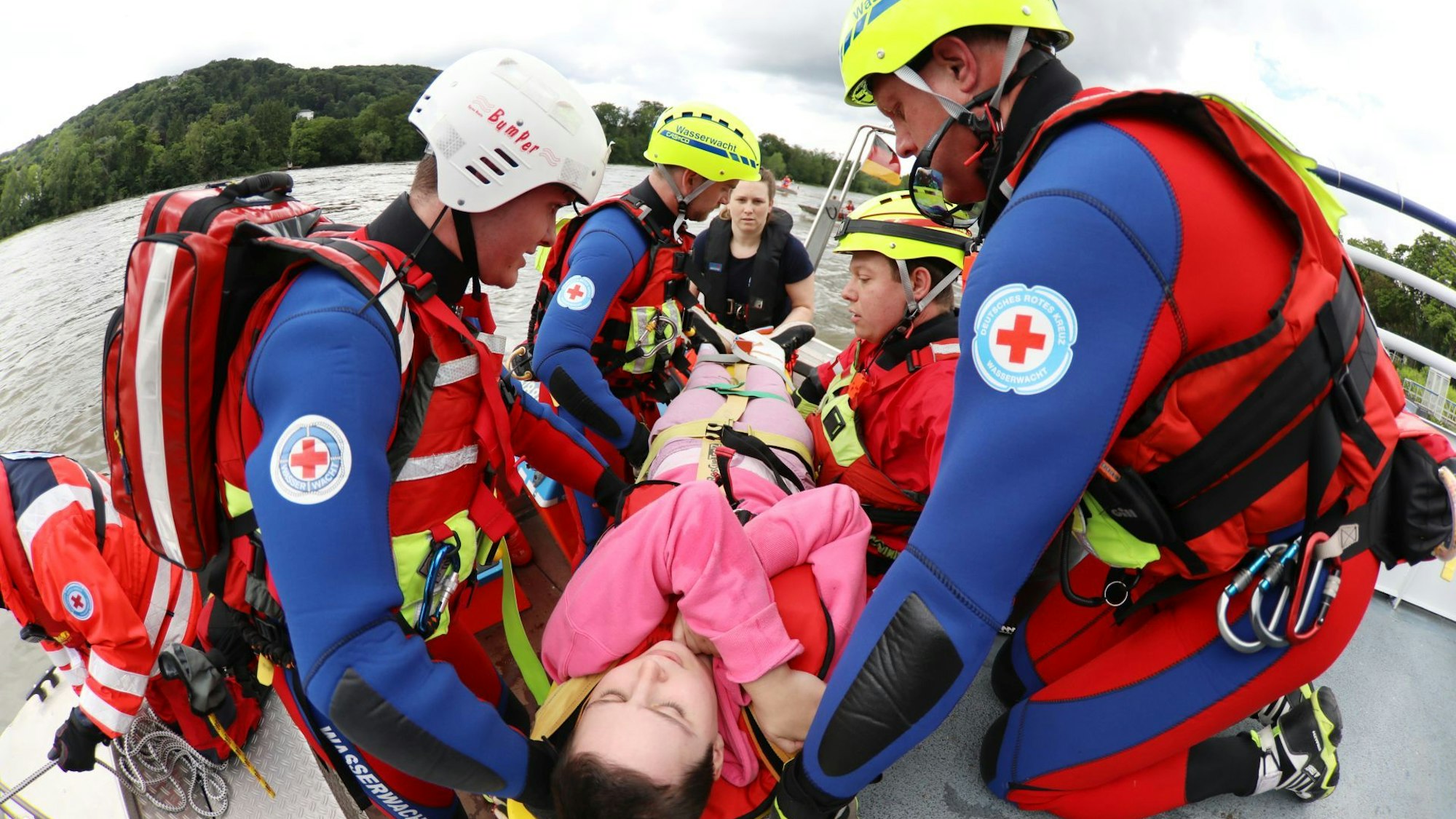Volle Konzentration war von den Einsatzkräften der Wasserwacht gefragt.