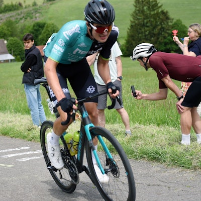 Julian Borresch ist aus dem Sattel und beißt die Zähne zusammen.