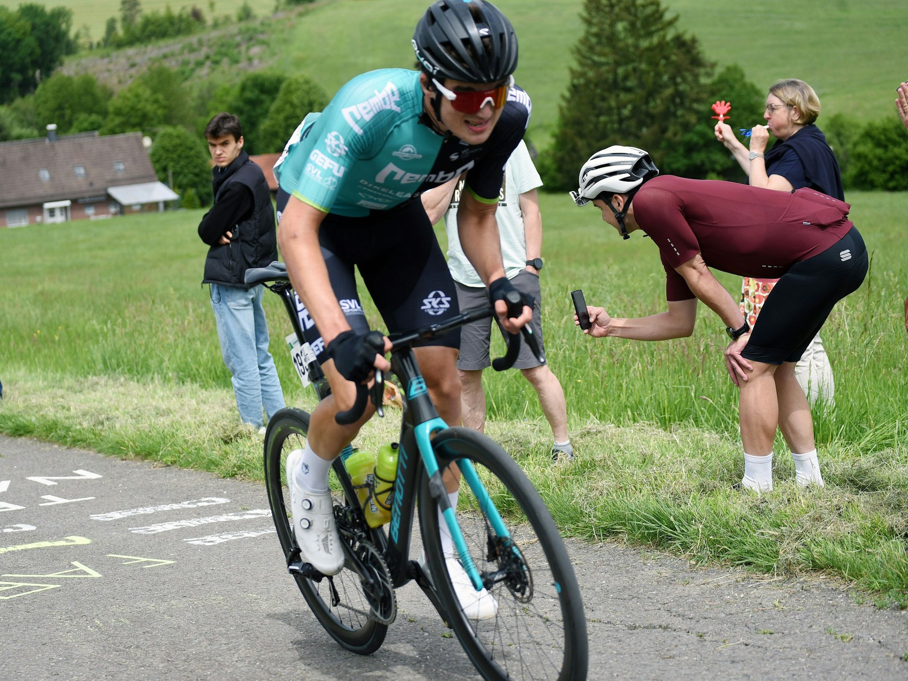 Julian Borresch ist aus dem Sattel und beißt die Zähne zusammen.