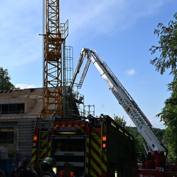 Feuerwehrleute löschen den Dachstuhlbrand in einem Rohbau in Frechen.