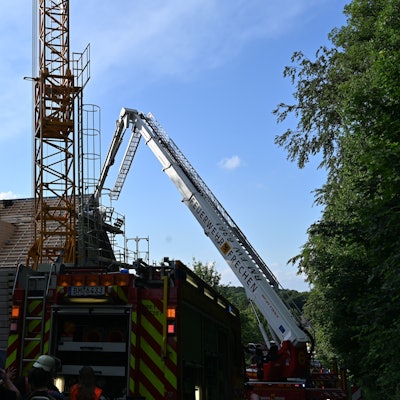 Feuerwehrleute löschen den Dachstuhlbrand in einem Rohbau in Frechen.
