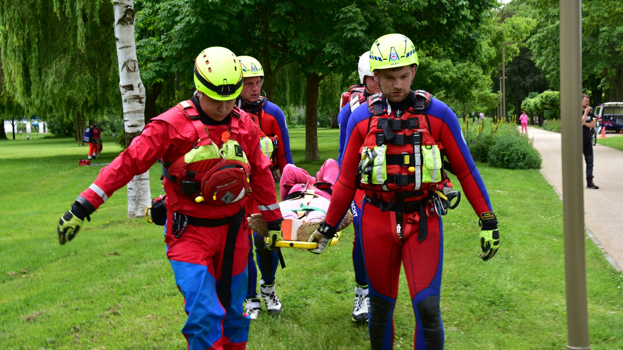 Eine Person mit sehr schmerzhafter Fußverletzung wird Richtung Rettungsboot transporiert.
