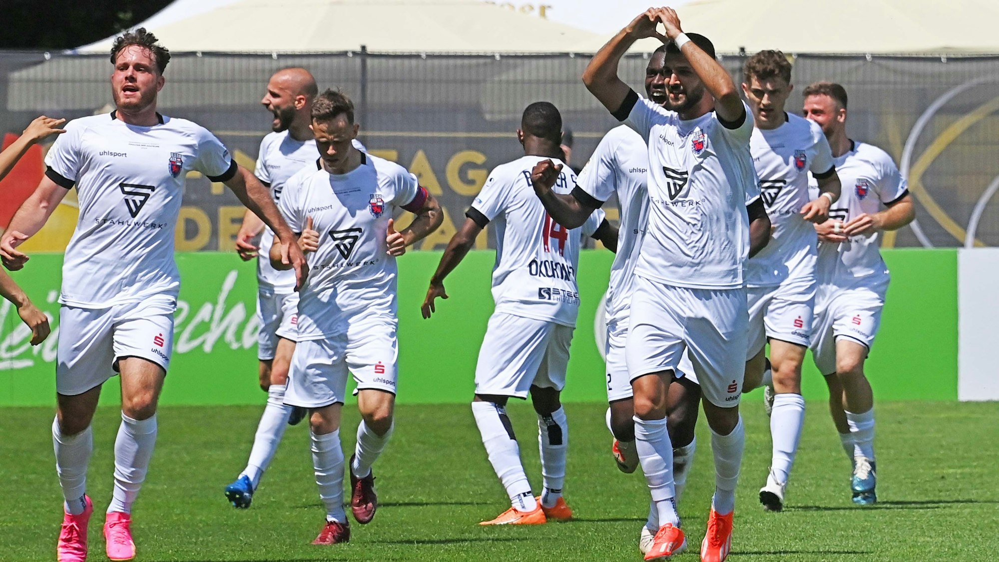 Serhat Koruk erzielt das 1:0 für den Bonner SC und lässt sich feiern.