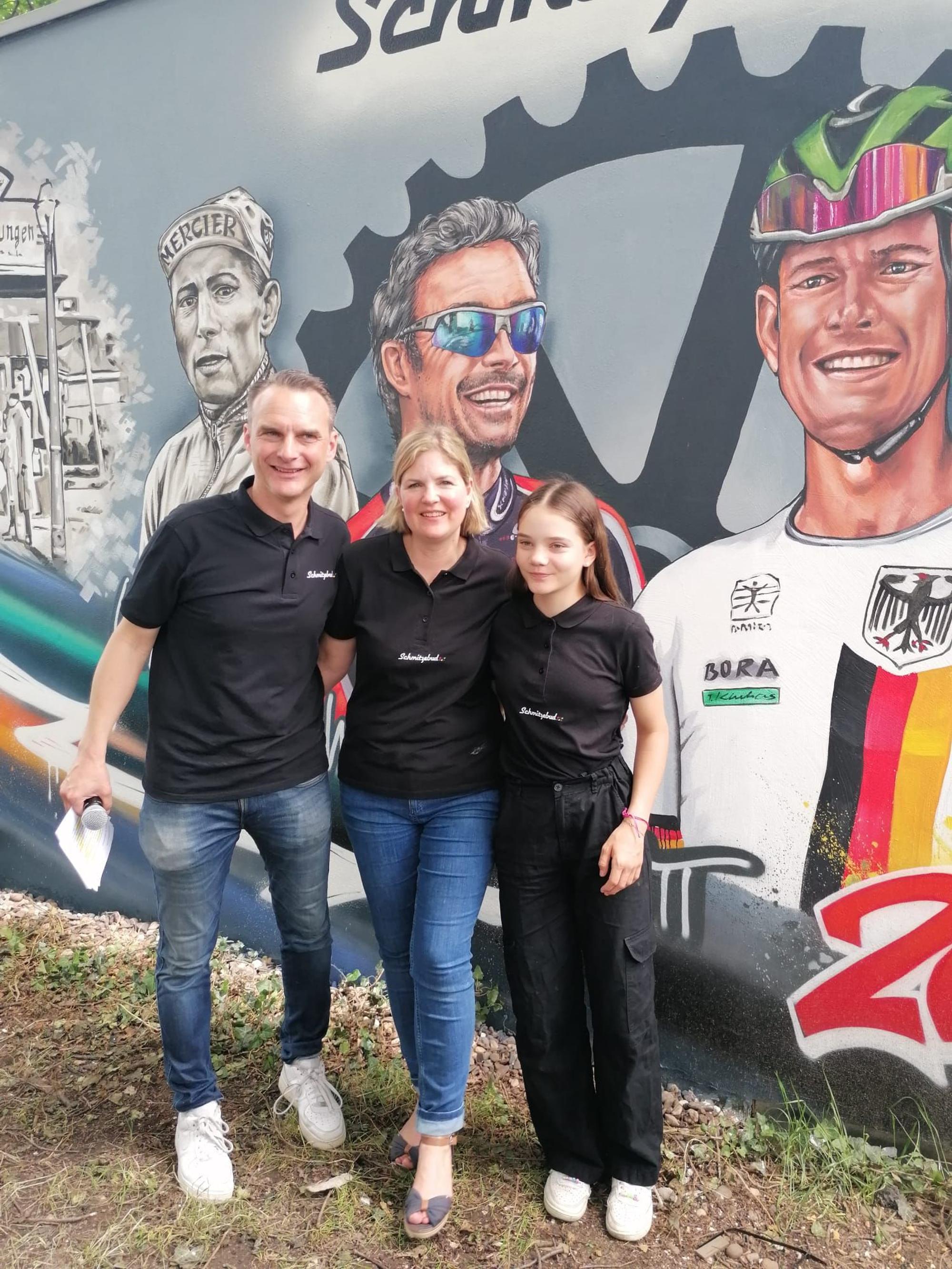 Die Schmitzebud in Köln-Rath mit neuen Betreibern: Holger Kirsch, Christina Kirsch und Tochter Grete