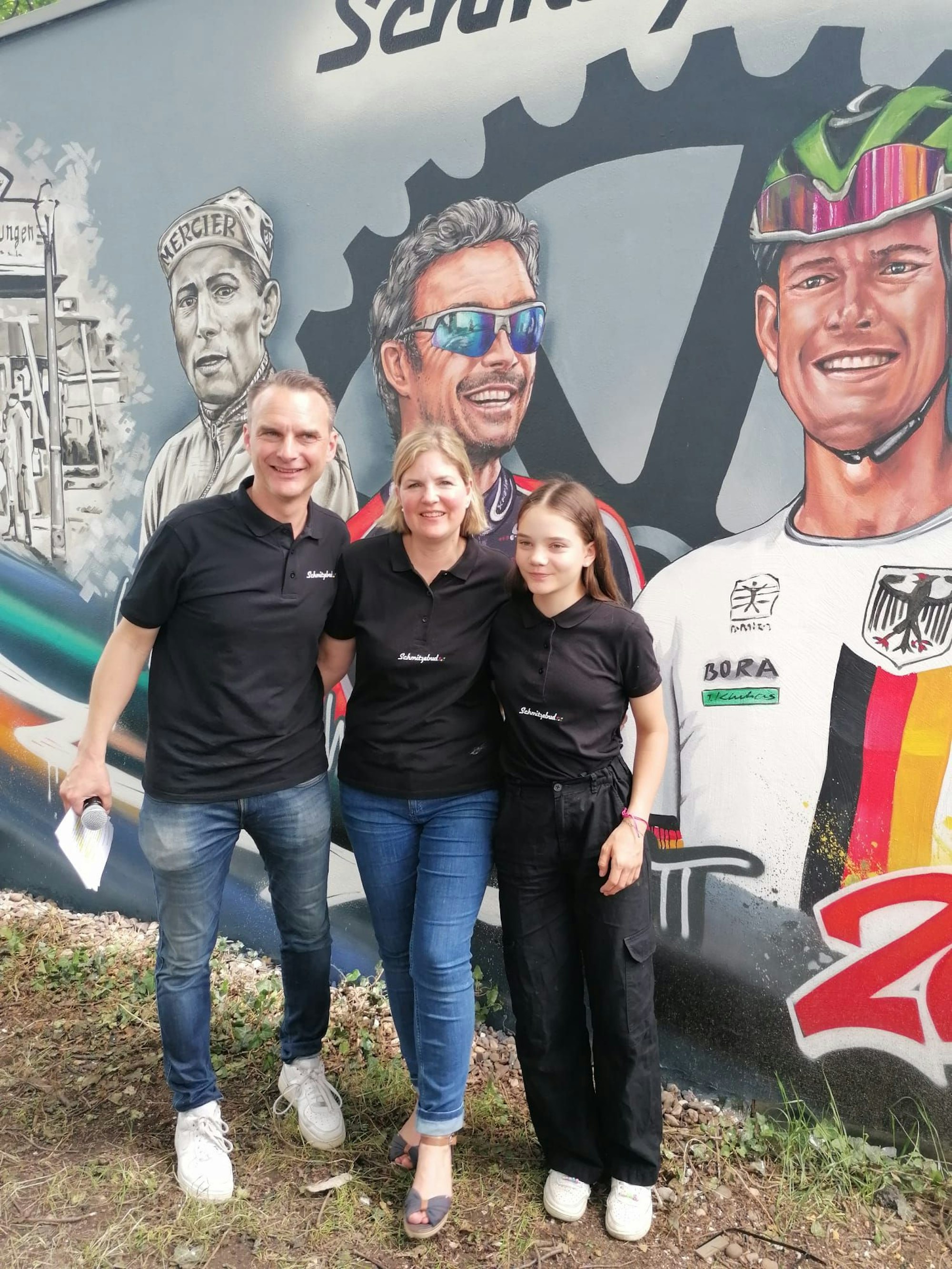 Die Schmitzebud in Köln-Rath mit neuen Betreibern: Holger Kirsch, Christina Kirsch und Tochter Grete