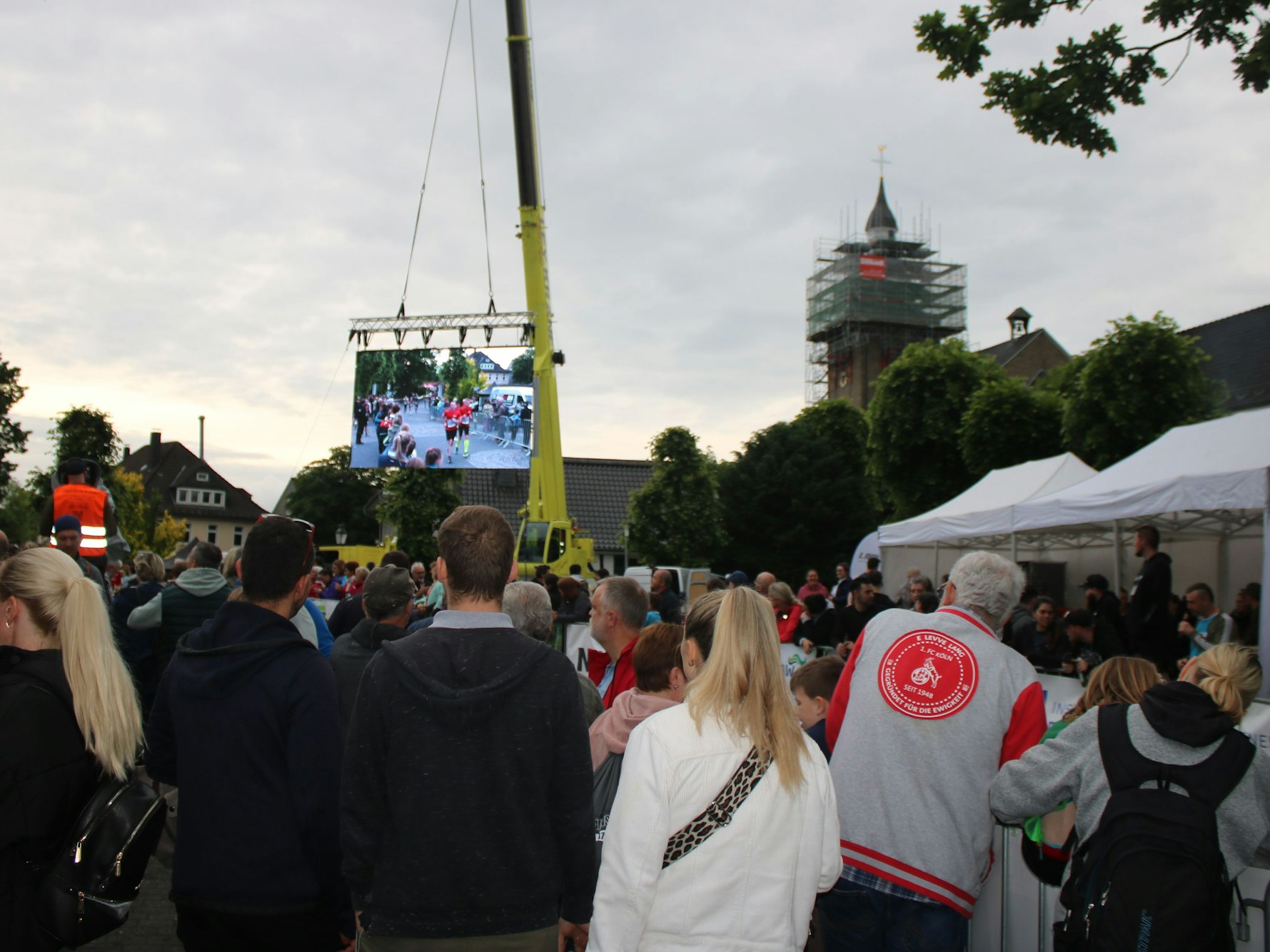 Richtig viel los war auch auf dem Marktplatz, wo das Geschehen auf eine große Leinwand übertragen wurde.