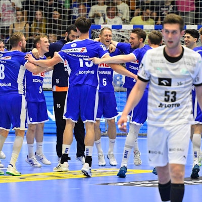 Die Handballer des VfL Gummersbach tanzen nach dem Spiel im Kreis,