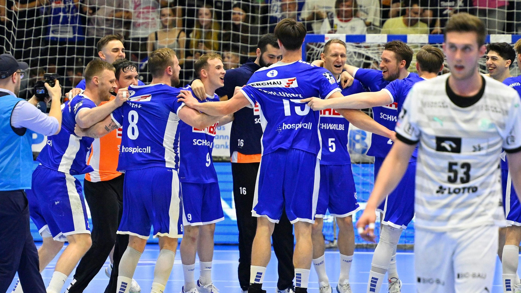 Die Handballer des VfL Gummersbach tanzen nach dem Spiel im Kreis,