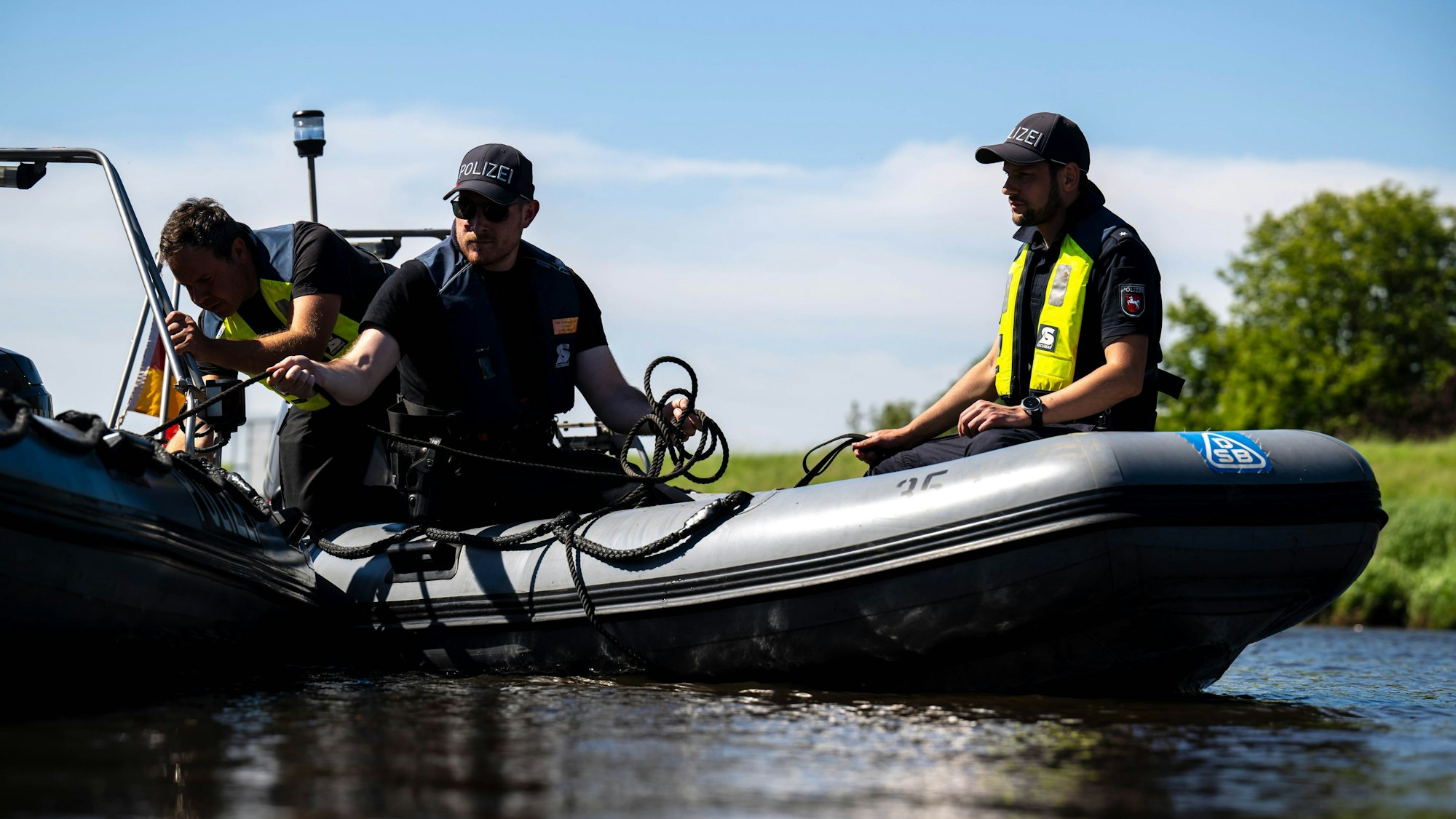Der sechsjährige Arian aus Bremervörde-Elm wird seit mehr als vier Wochen vermisst. Die Polizei hat in einer großen Suchaktion erneut den Fluss Oste nach dem autistischen Jungen abgesucht. Auf dem Foto sind mehrere Polizisten in einem speziellen Sonarboot zu sehen.