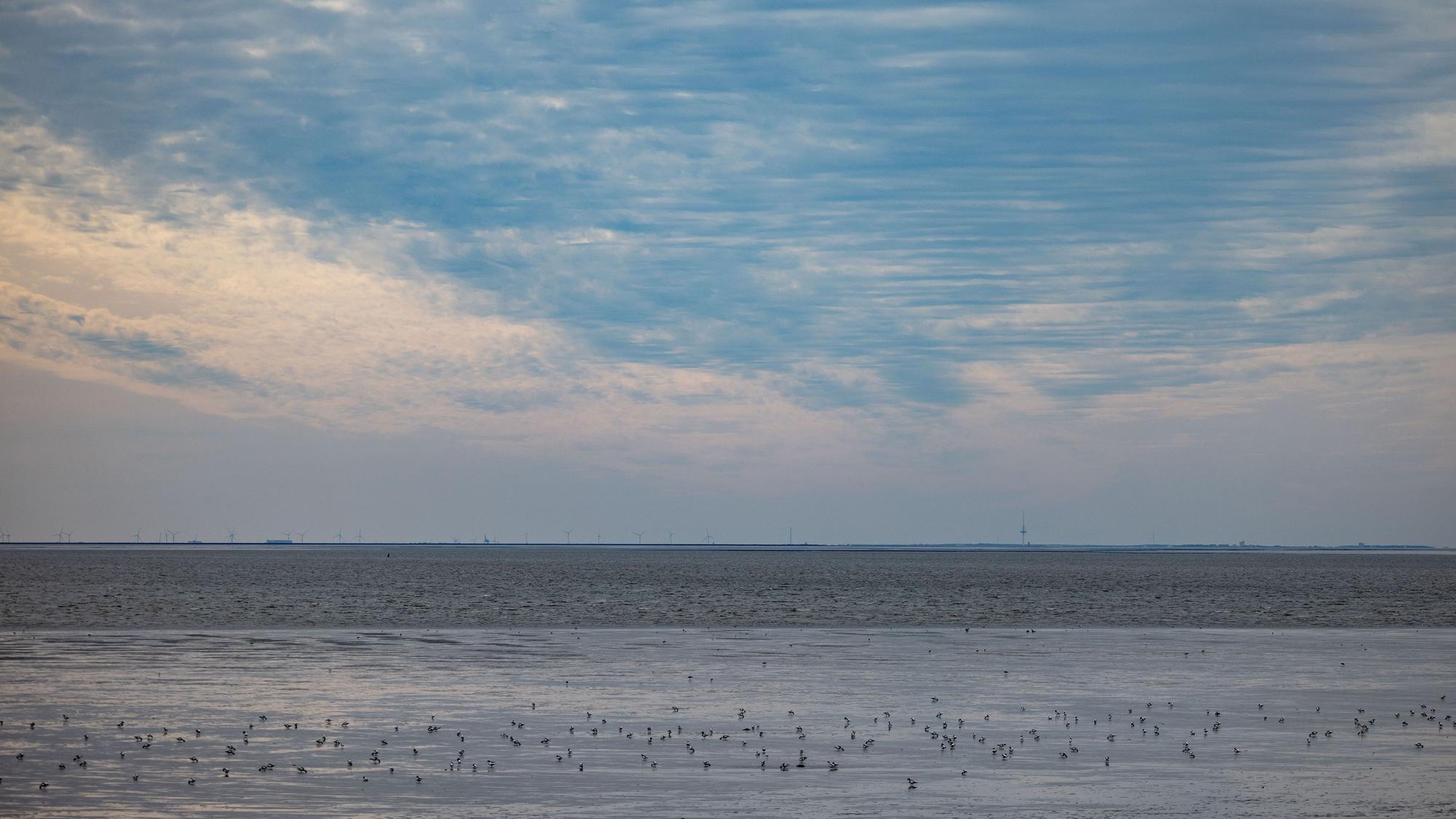 Wolken ziehen über die Nordsee vor der Küste von Büsum. (Symbolbild)