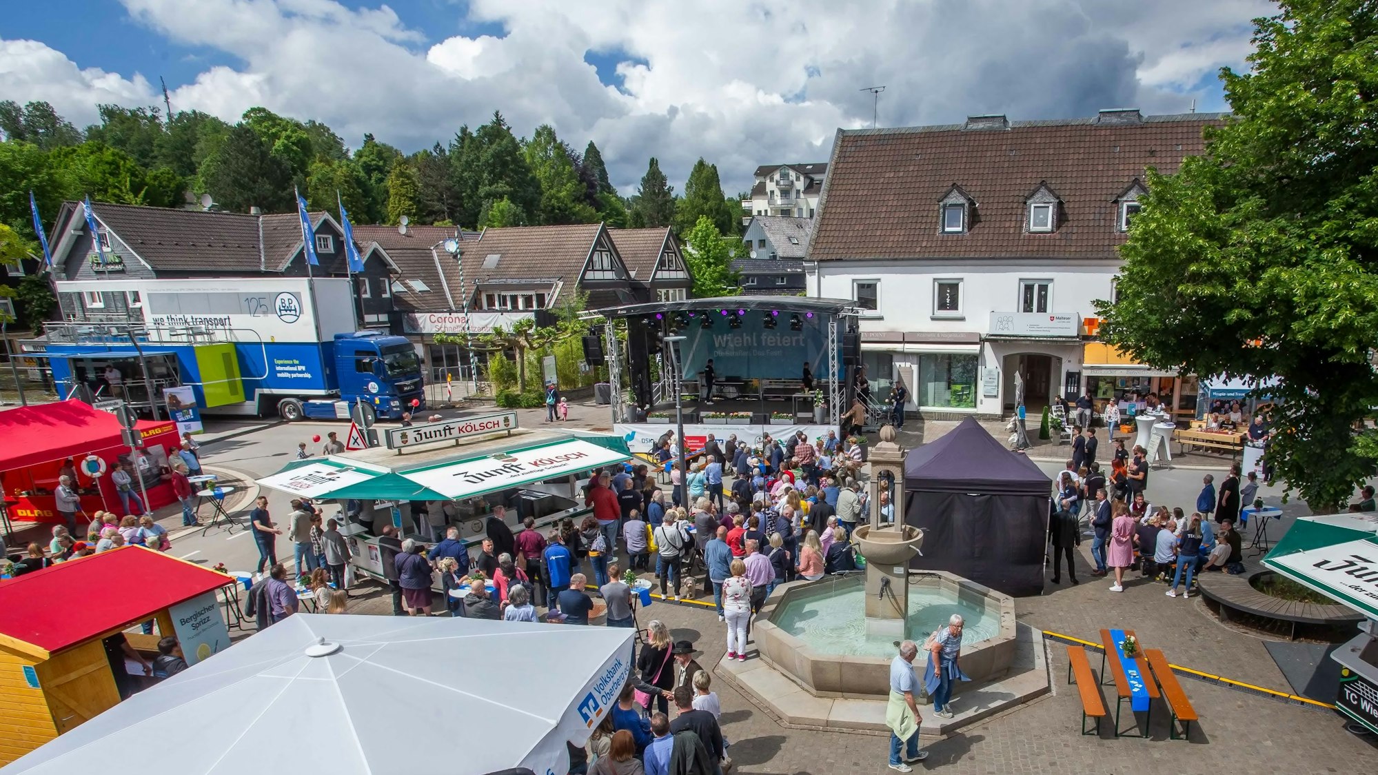 Blick vom Balkon des Rathauses auf den neugestalteten Platz darunter: Groß war der Andrang schon bei der Eröffnung des Wiehler Straßenfestes am Samstag.