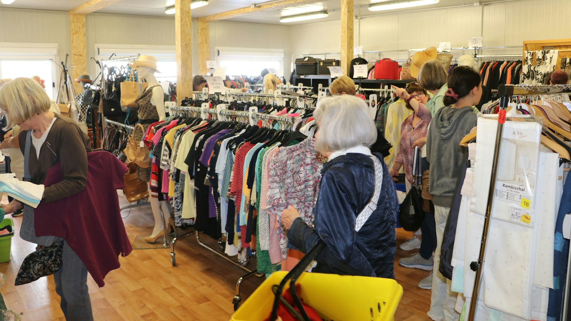 Ob Kleidung, Schuhe oder Mobiliar - im Hürther Gewandhaus konnte jeder etwas für seinen Geschmack finden.