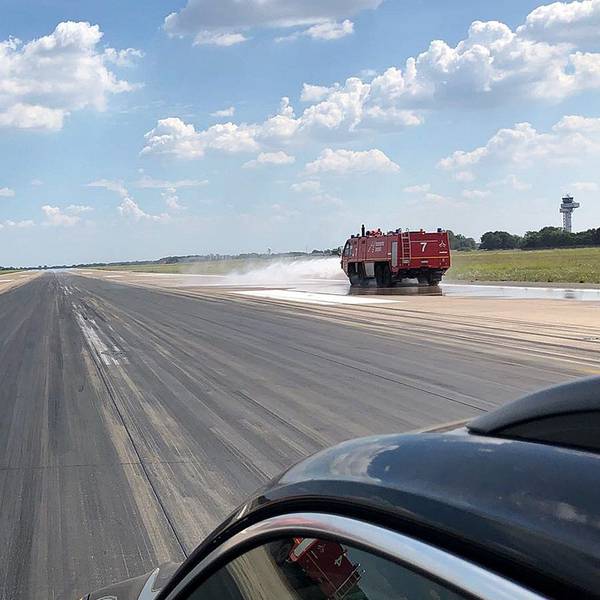 Löschfahrzeuge der Feuerwehr des Flughafens Hannover-Langenhagen wässern zur Vorbeugung einer Überhitzung eine Start- und Landebahn.