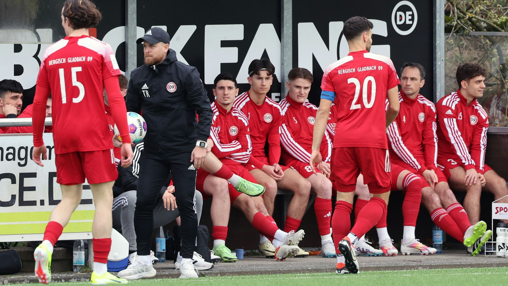 Mike Wunderlich steht vor der Spielerbank