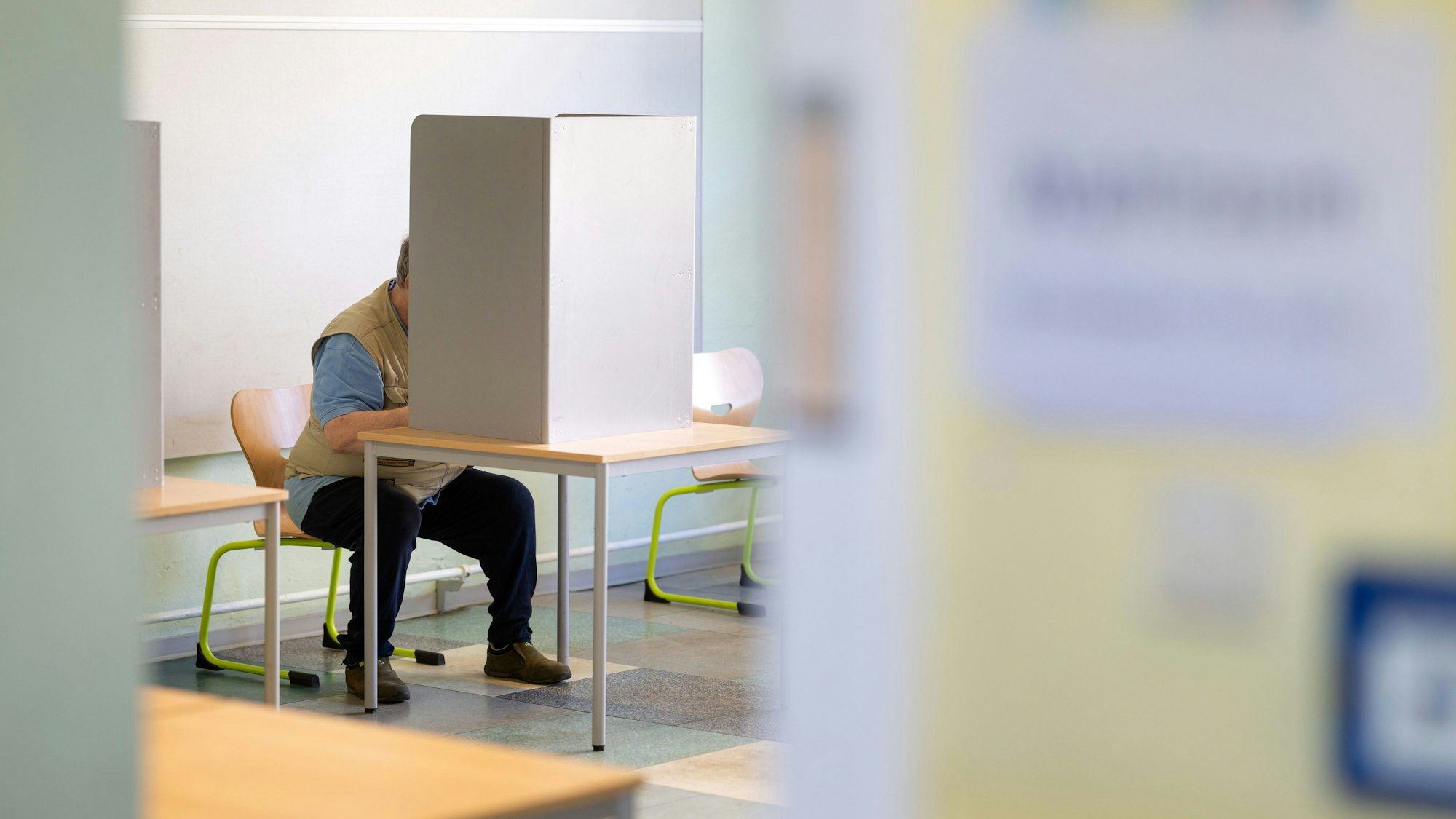 26.05.2024, Thüringen, Erfurt: Ein Mann wählt bei den Kommunalwahlen in Thüringen in einem Wahllokal. Gewählt werden 17 Kreistage, Stadträte und Oberbürgermeister in den 5 kreisfreien Städten und Landräte in 13 Landkreisen, dazu kommen die Wahlen für 600 Stadt- und Gemeinderäte. Foto: Michael Reichel/dpa +++ dpa-Bildfunk +++