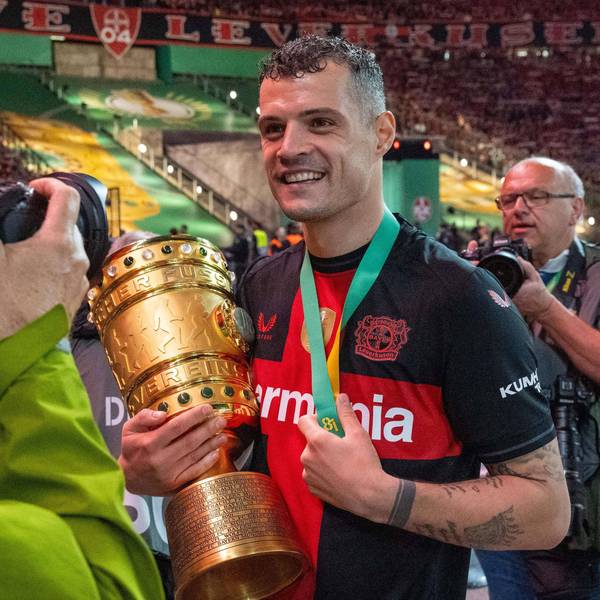 Siegtorschütze Granit Xhaka hält den DFB-Pokal und freut sich über den 1:0-Sieg gegen Kaiserslautern.