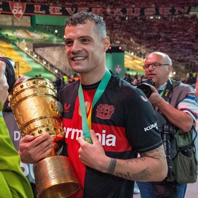Siegtorschütze Granit Xhaka hält den DFB-Pokal und freut sich über den 1:0-Sieg gegen Kaiserslautern.