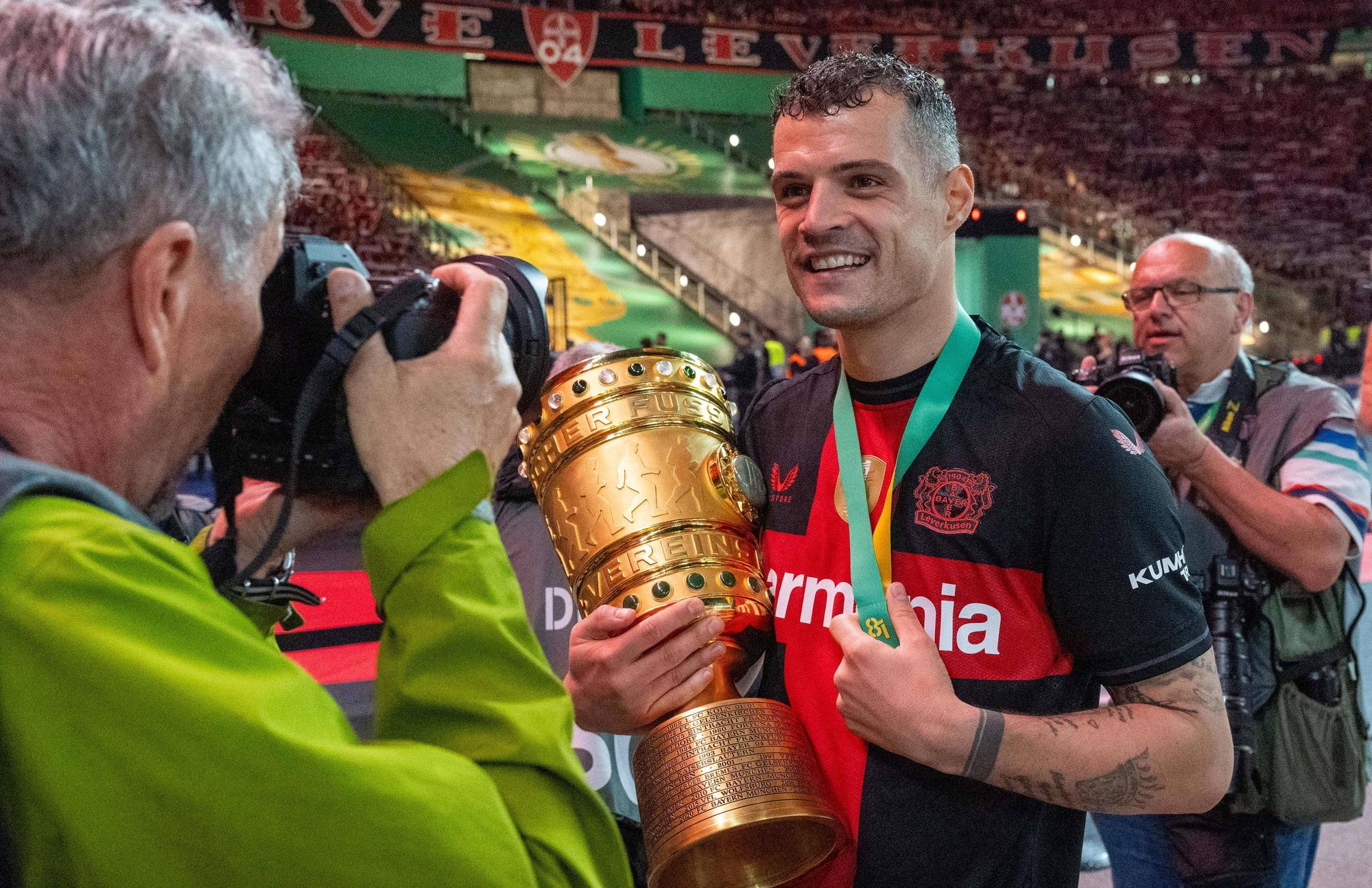Siegtorschütze Granit Xhaka hält den DFB-Pokal und freut sich über den 1:0-Sieg gegen Kaiserslautern.