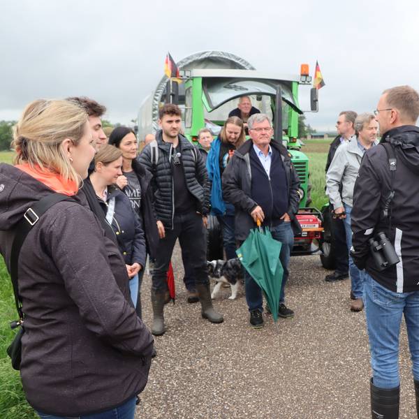 Zu sehen sind die Teilnehmer der Planwagenfahrt.