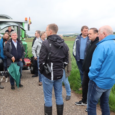 Zu sehen sind die Teilnehmer der Planwagenfahrt.