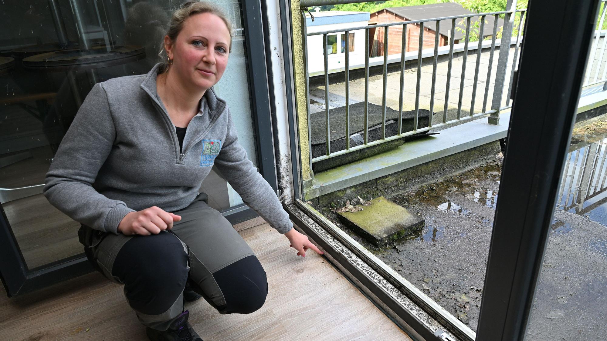 Das Foto zeigt Baumängel am Kürtener Tierheim. Auf dem Foto ist Christina Klein, die Geschäftsführerin des Tierschutzverein Rhein-Berg, zu sehen