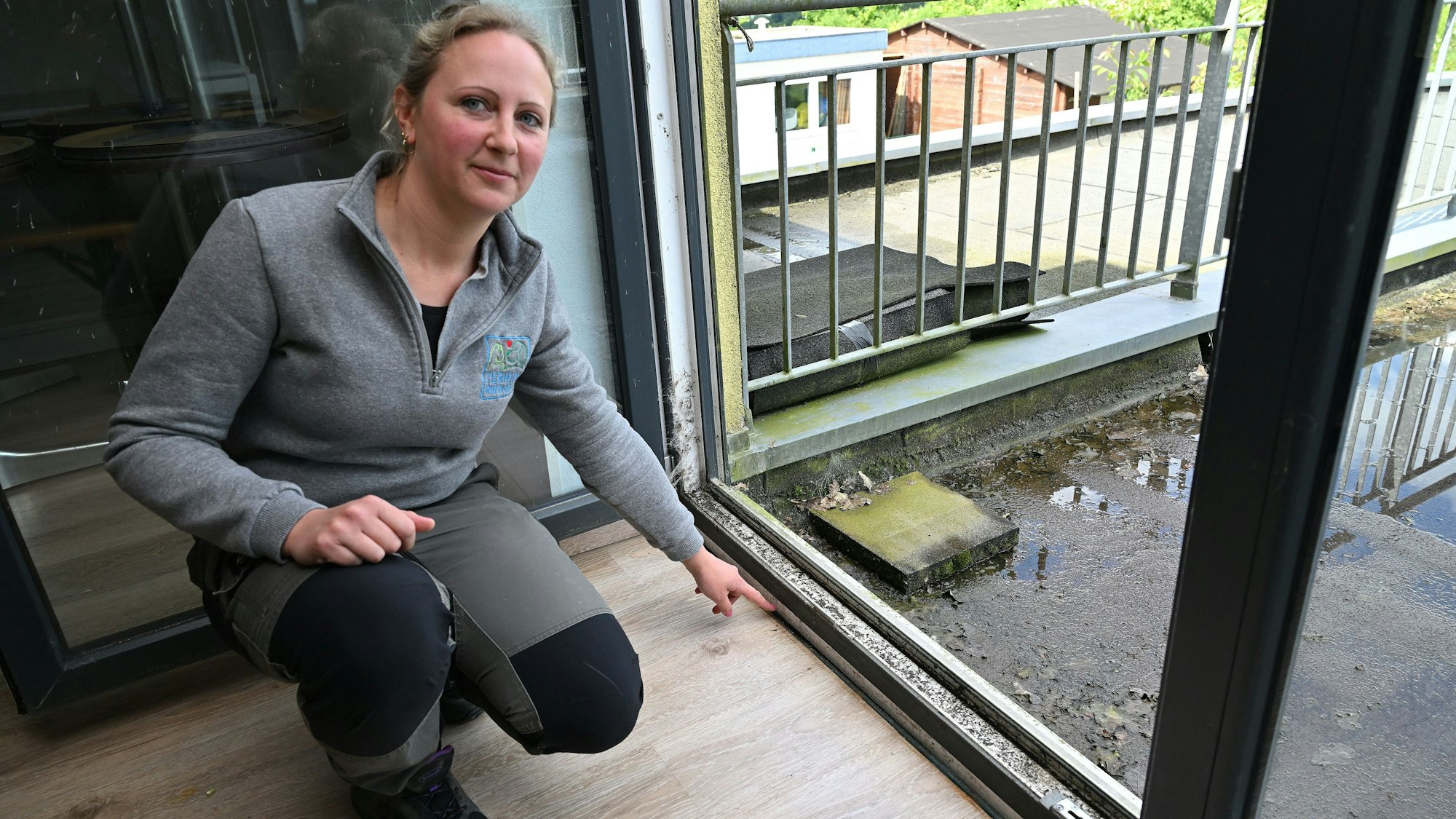 Das Foto zeigt Baumängel am Kürtener Tierheim. Auf dem Foto ist Christina Klein, die Geschäftsführerin des Tierschutzverein Rhein-Berg, zu sehen