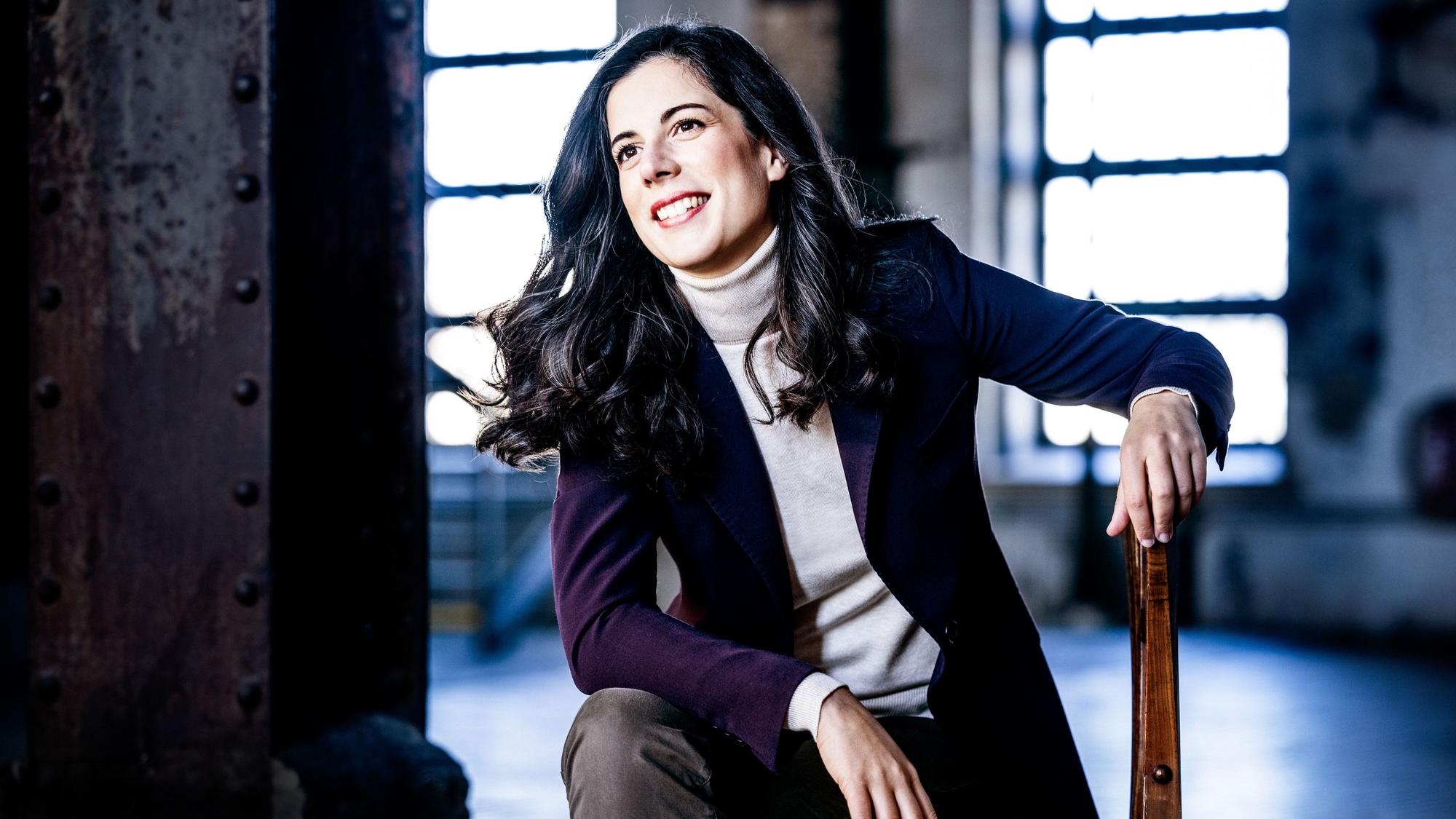 Marie Jacquot tritt mit der Sächsischen Staatskapelle Dresden in der Philharmonie auf. In zwei Jahren übernimmt sie als Chefdirigentin das WDR Sinfonieorchester.