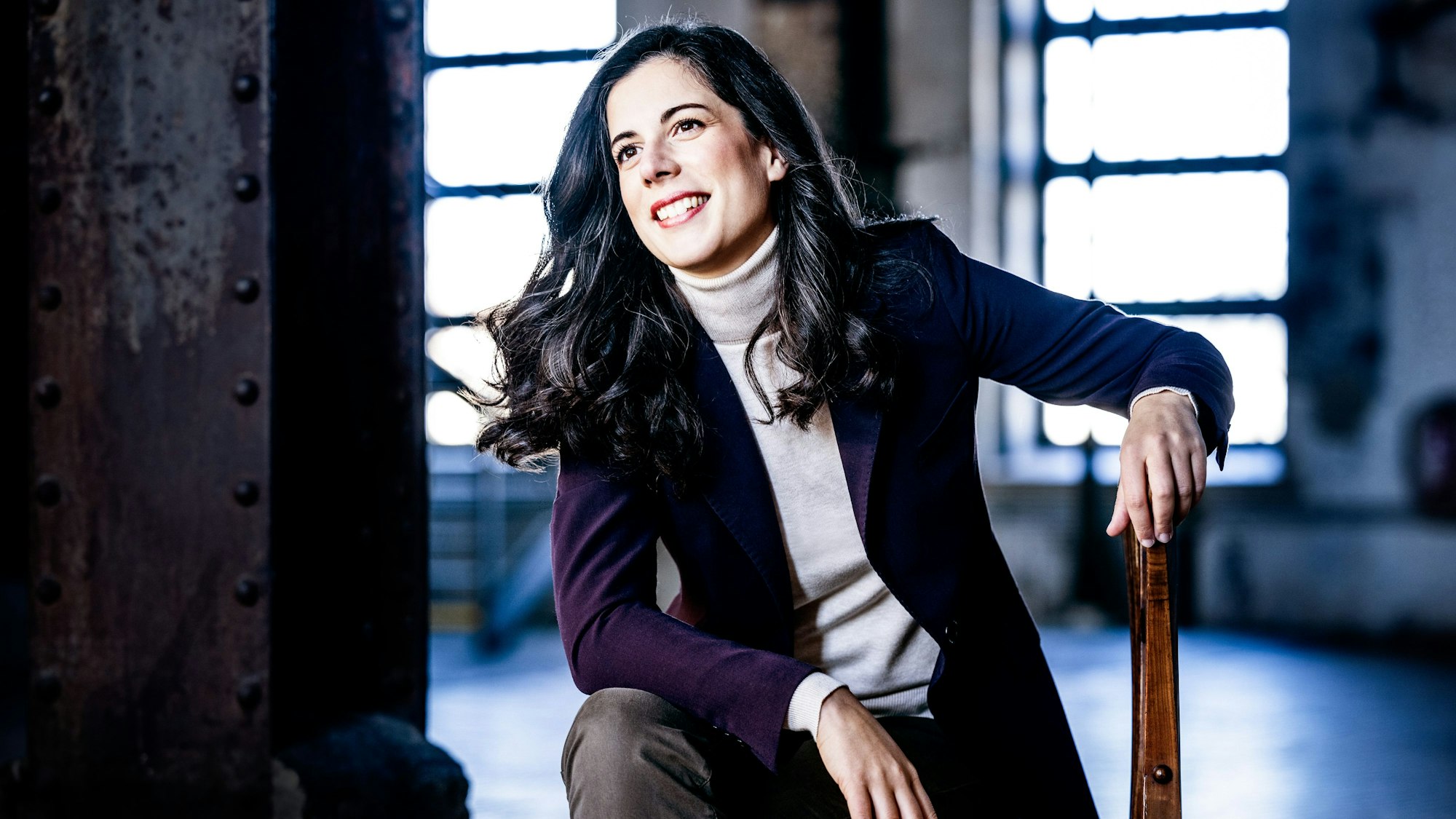 Marie Jacquot tritt mit der Sächsischen Staatskapelle Dresden in der Philharmonie auf. In zwei Jahren übernimmt sie als Chefdirigentin das WDR Sinfonieorchester.