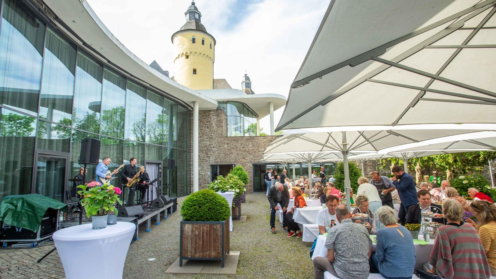 Die Jubiläumsfeier anlässlich es 50-jährigen Bestehens des Fördervereins Schloss Homburg fand mit Festakt, Livemusik und Bewirtung statt.