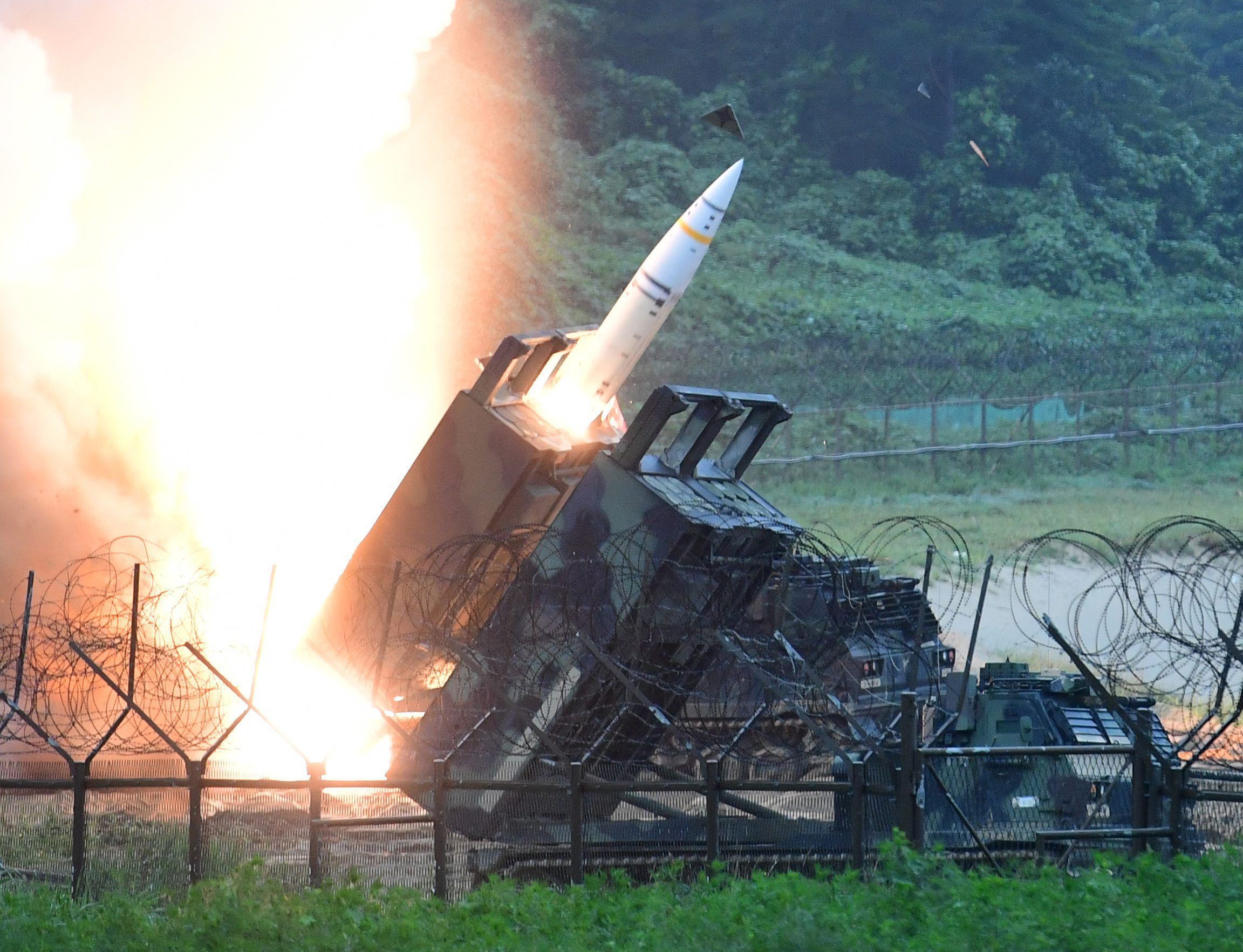ARCHIV - 29.07.2017, Südkorea, ---: HANDOUT - Eine Einheit der 8. US Armee feuert eine Artillerie-Kurzstreckenrakete vom Typ ATACMS ab. Laut US-Medien könnte Washington dieses Waffensystem schon bald in die Ukraine liefern.