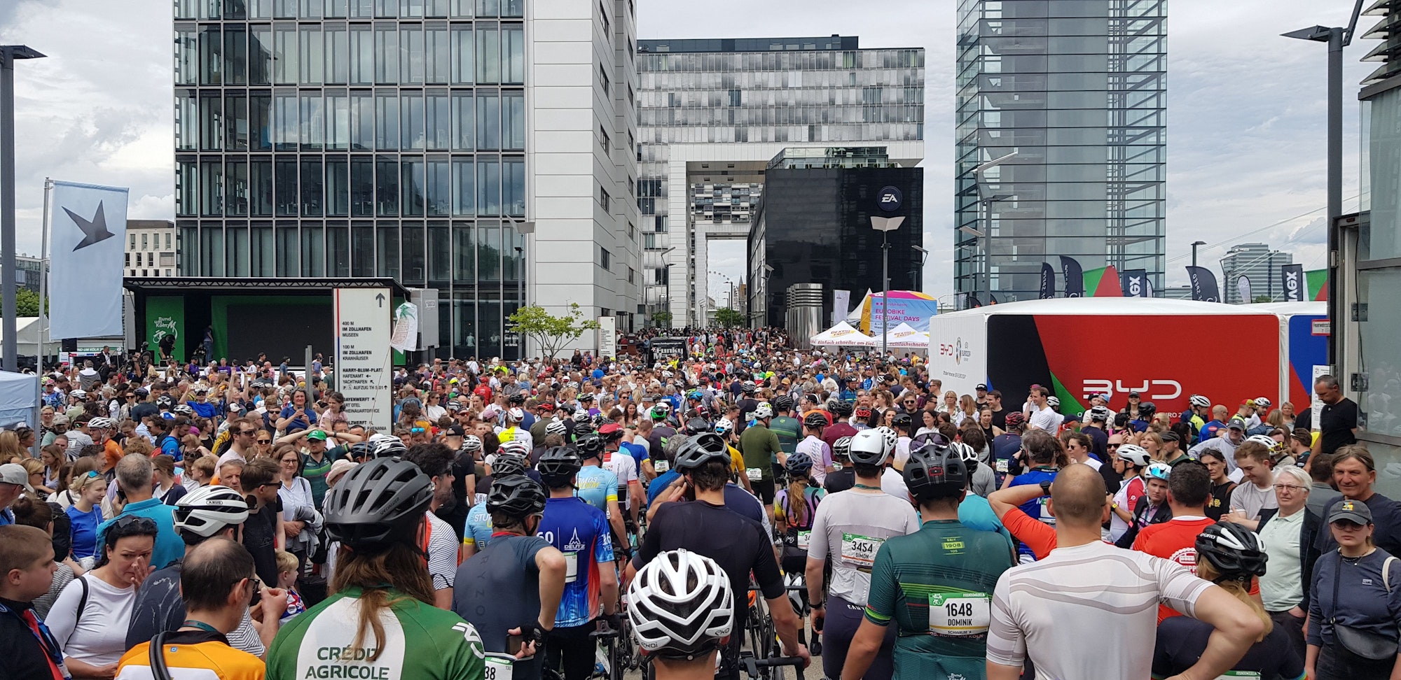 Rund um Köln 2024, Gedränge bei der Zielankunft im Rheinauhafen.