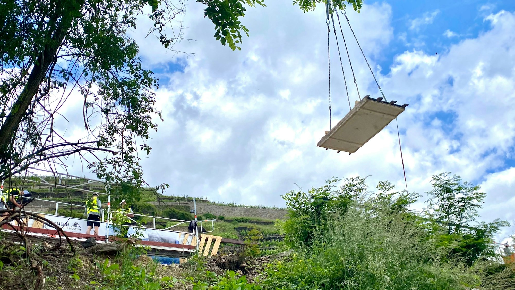 Deckenteil A schwebt in der Luft.