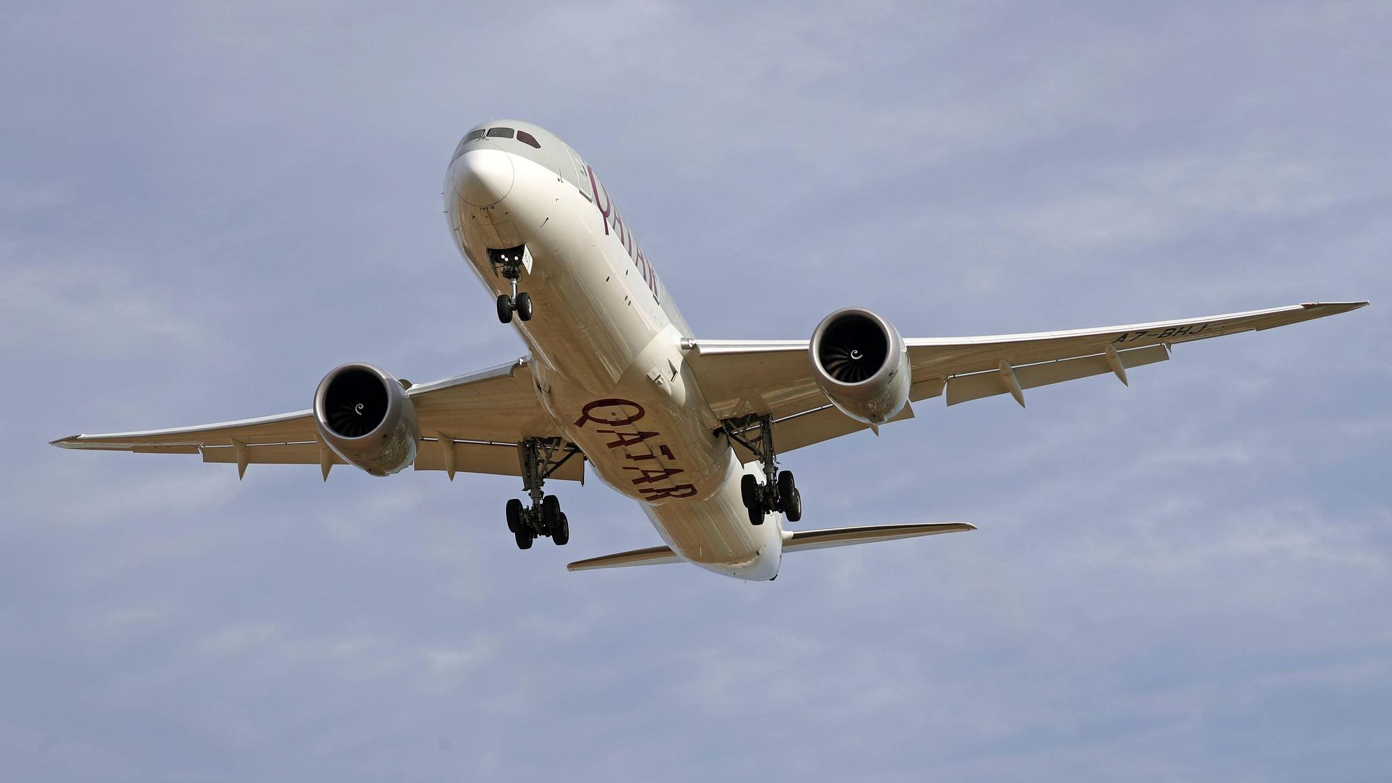 Eine Boeing 787-9 Dreamliner von Qatar Airways bei der Landung.