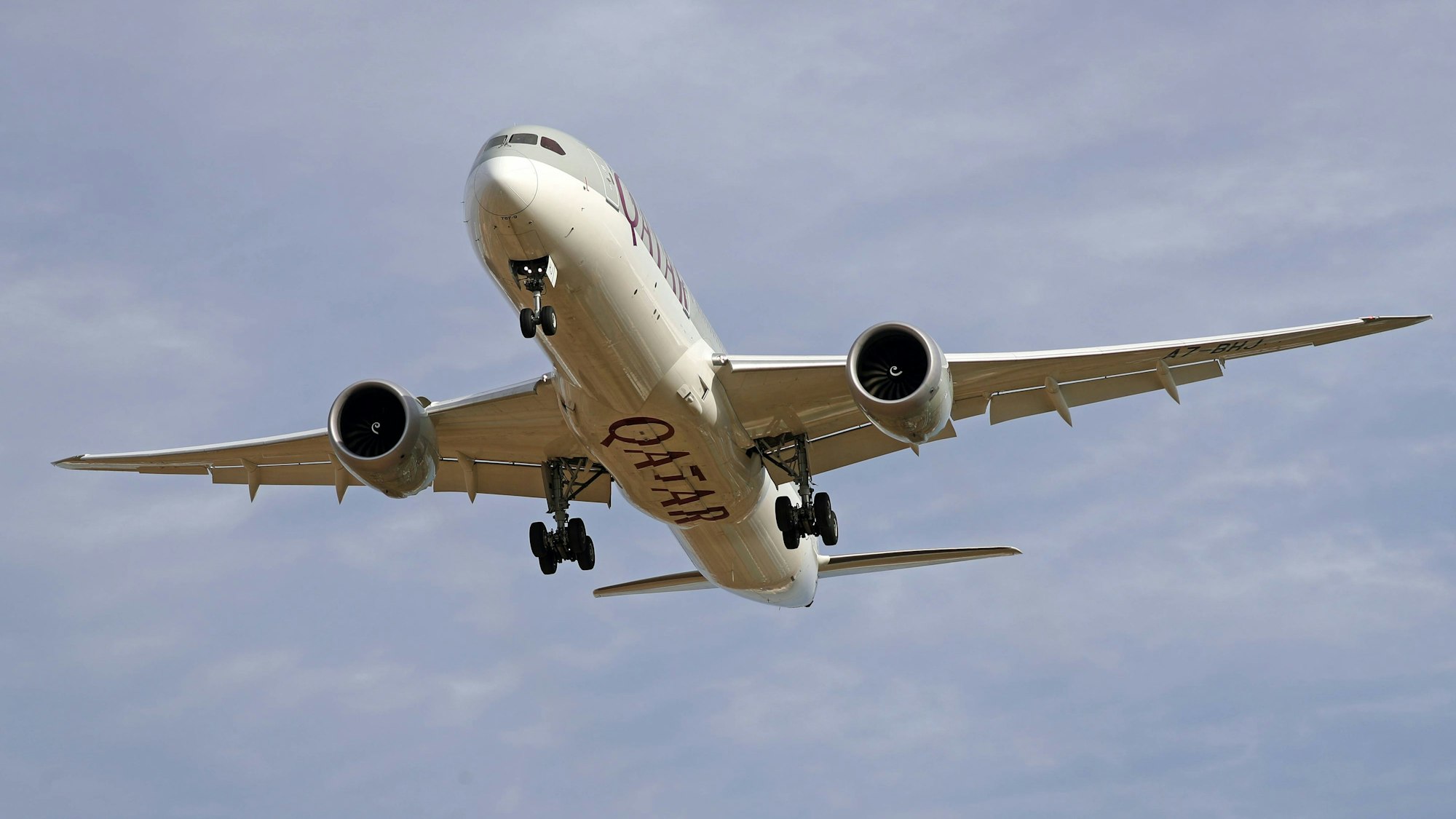 Eine Boeing 787-9 Dreamliner von Qatar Airways bei der Landung.