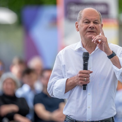 Bundeskanzler Olaf Scholz (SPD) nimmt am Demokratiefest teil anlässlich des Jubiläums 75 Jahre Grundgesetz und spricht im Dialogforum mit Bürgern. Scholz äußerte sich dabei am 26. Mai auch zu Russlands Krieg.