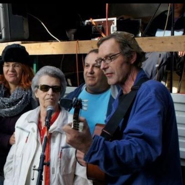 Mucki Koch (in Weiß) auf einem Edelweißpiraten-Festival. Im Hintergrund Stathis „Filos“ Tseliopoulos, rechts der 2023 verstorbene Liedermacher „Fotler“ Erik Schellhorn.