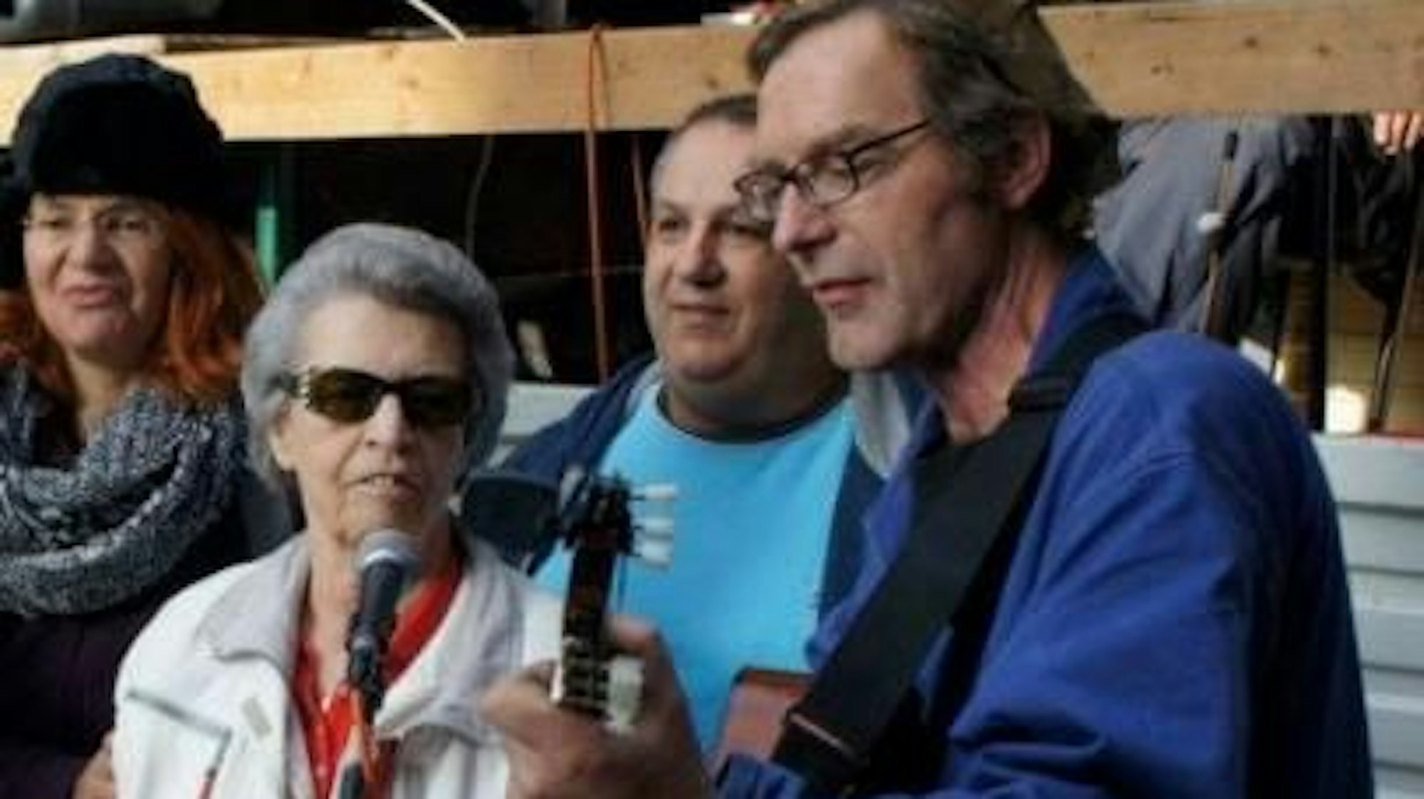 Mucki Koch (in Weiß) auf einem Edelweißpiraten-Festival. Im Hintergrund Stathis „Filos“ Tseliopoulos, rechts der 2023 verstorbene Liedermacher „Fotler“ Erik Schellhorn.