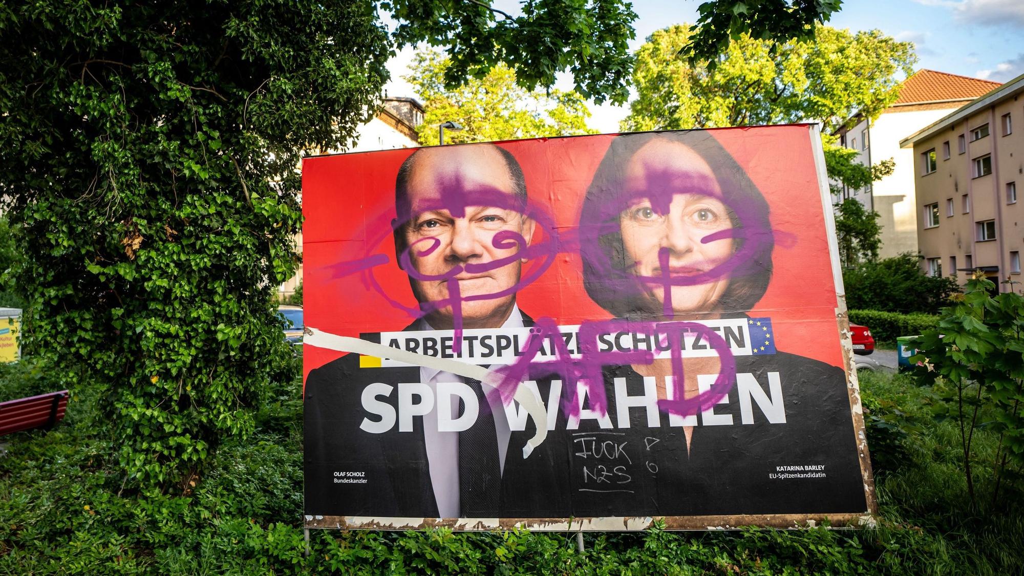 Ein beschmiertes Wahlplakat der SPD (Symbolbild).