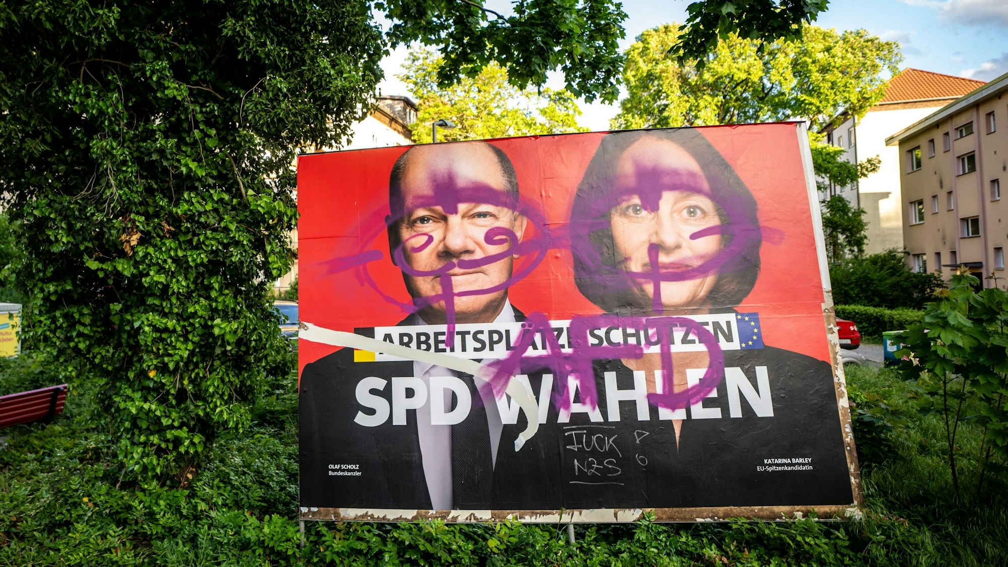 Ein beschmiertes Wahlplakat der SPD (Symbolbild).