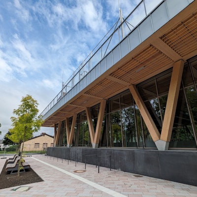 Die neue Sport- und Kulturhalle in Alfter ist fast fertiggestellt. Hier die Außenansicht.
