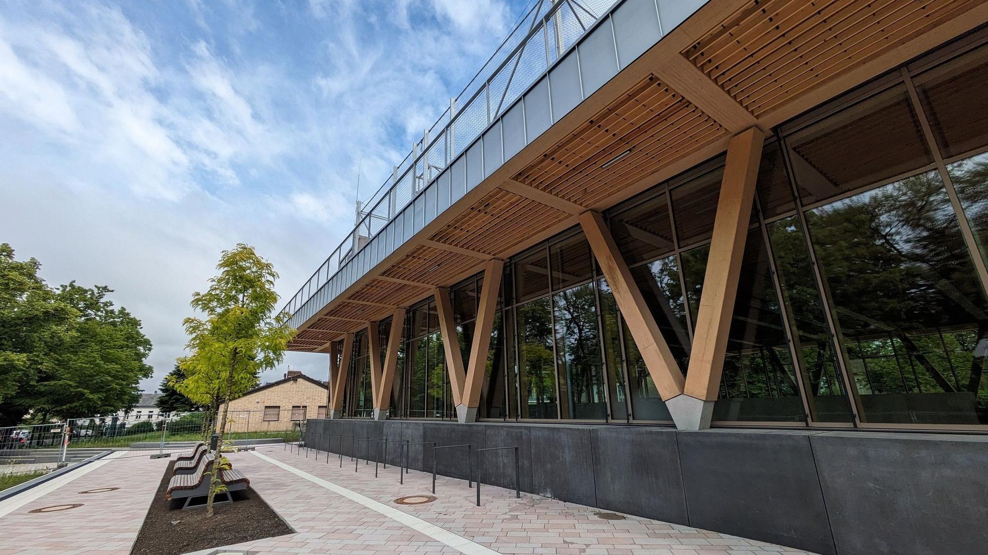 Die neue Sport- und Kulturhalle in Alfter ist fast fertiggestellt. Hier die Außenansicht.